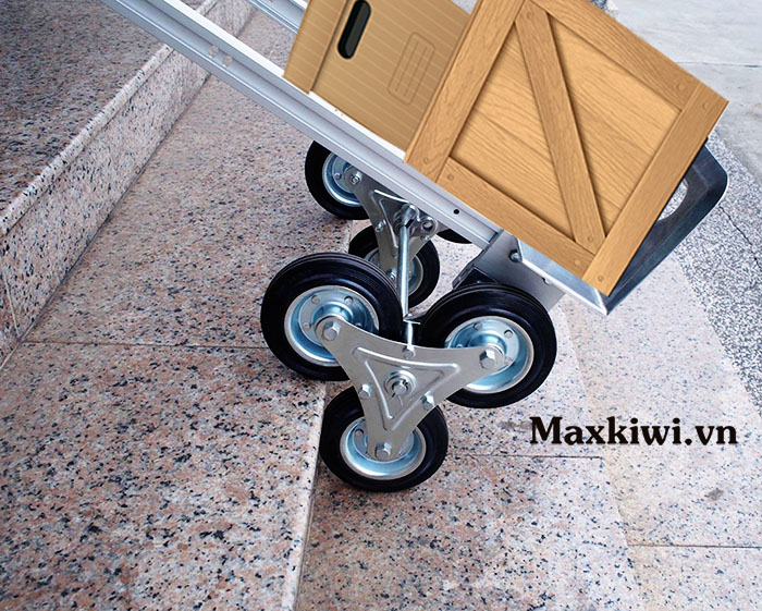 xe kéo hàng leo cầu thang