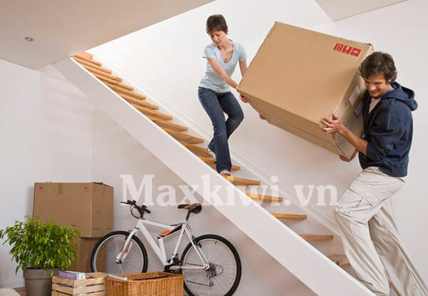 Xe kéo hàng leo cầu thang