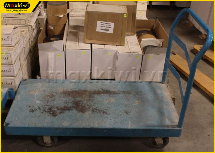 Đẩy hàng quá tải trọng sẽ làm hỏng sàn xe, bánh xe