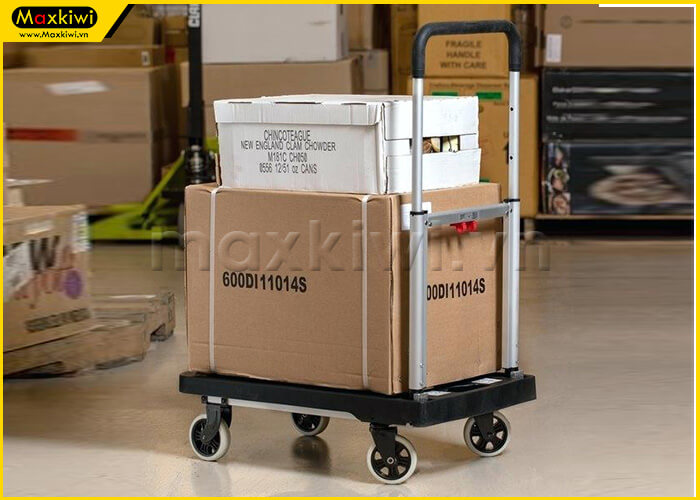 Sử dụng xe đẩy hàng 4 bánh gấp gọn để vận chuyển hàng hóa