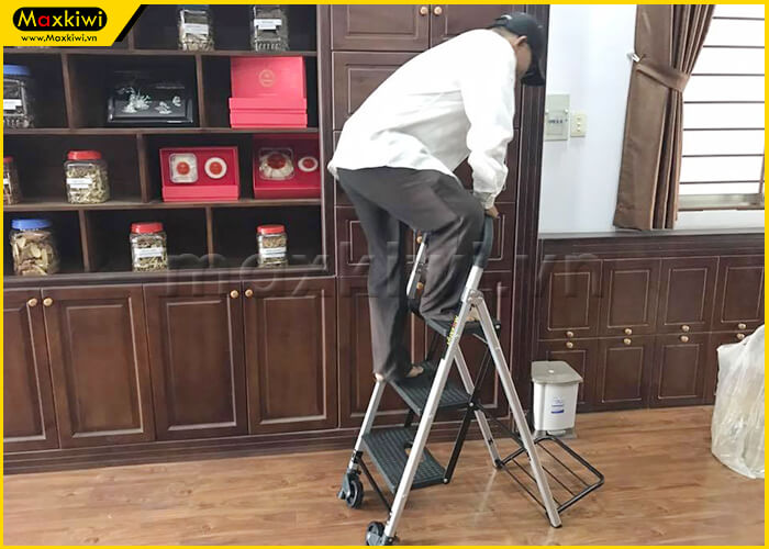 Mẫu xe đẩy đa năng khi vừa làm thang, vừa dùng đẩy hàng